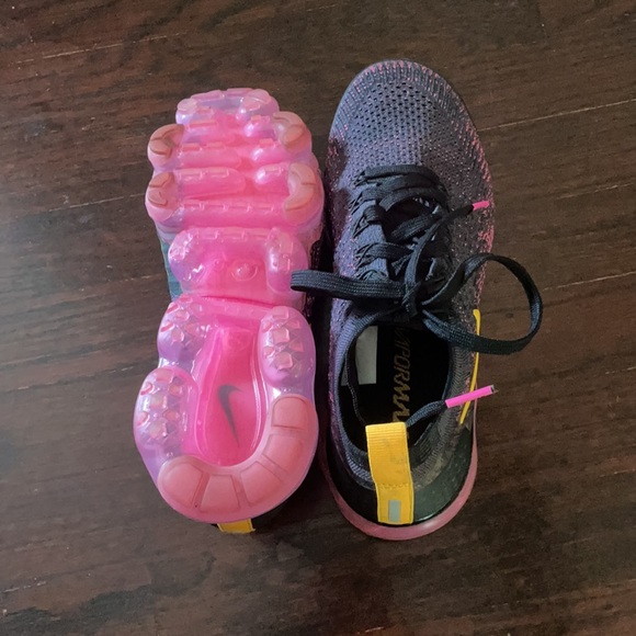 NIKE VAPORMAX Size 7 Women’s - Picture 5 of 6